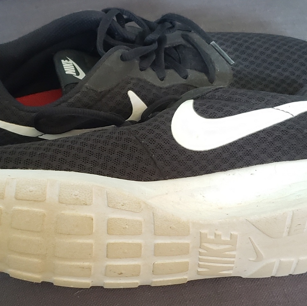 Womens Size 8 Nike Tennis Shoes